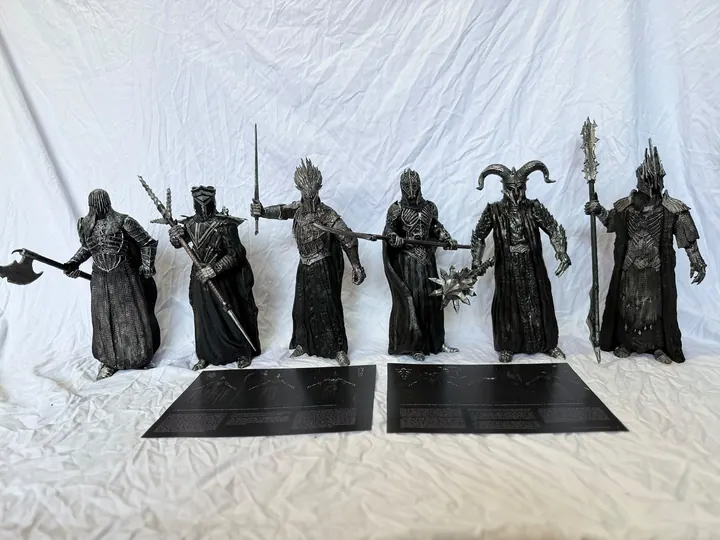 Šest figurica Nazgûla s oružjem