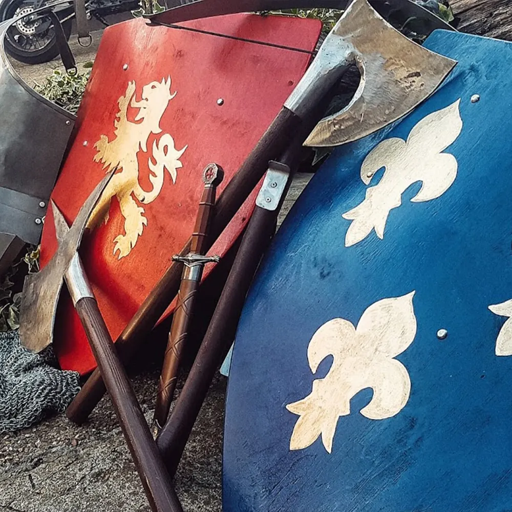 Crveni štit s lavom i plavi štit s ljiljanima