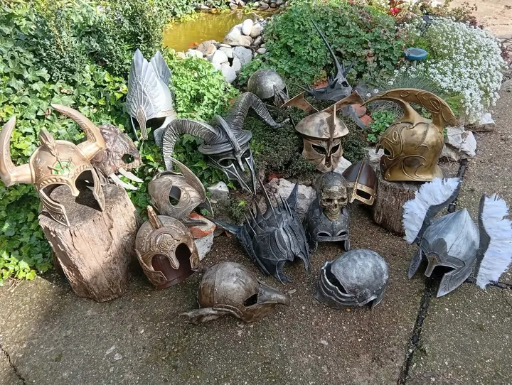 Kolekcija fantasy kaciga postavljena na kamenom dvorištu