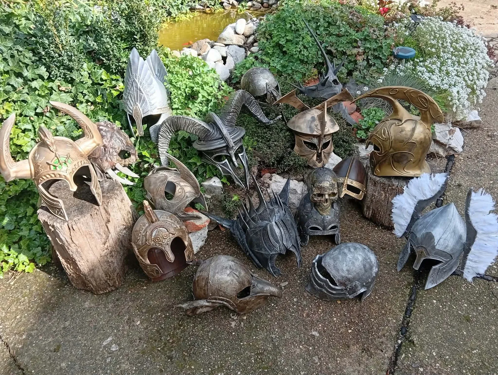 Kolekcija fantasy kaciga postavljena na kamenom dvorištu