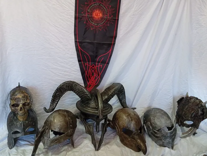Šest mračnih fantasy kaciga ispred zastave s Okom