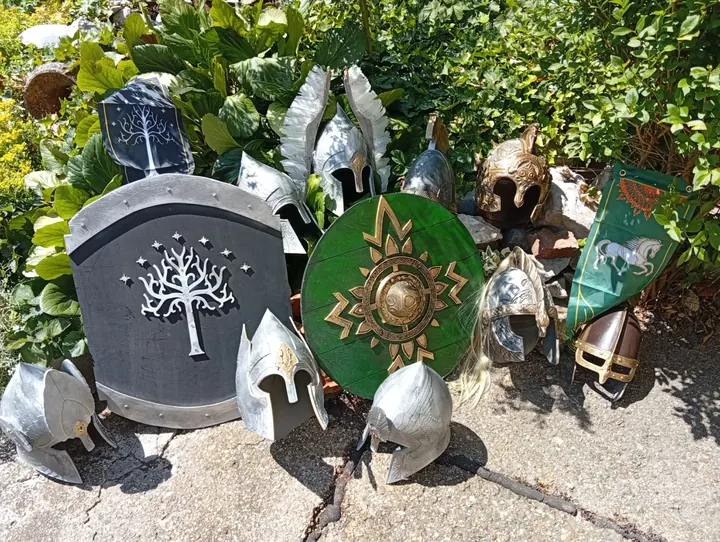 Gondorski i rohanski štitovi s kacigama u vrtu