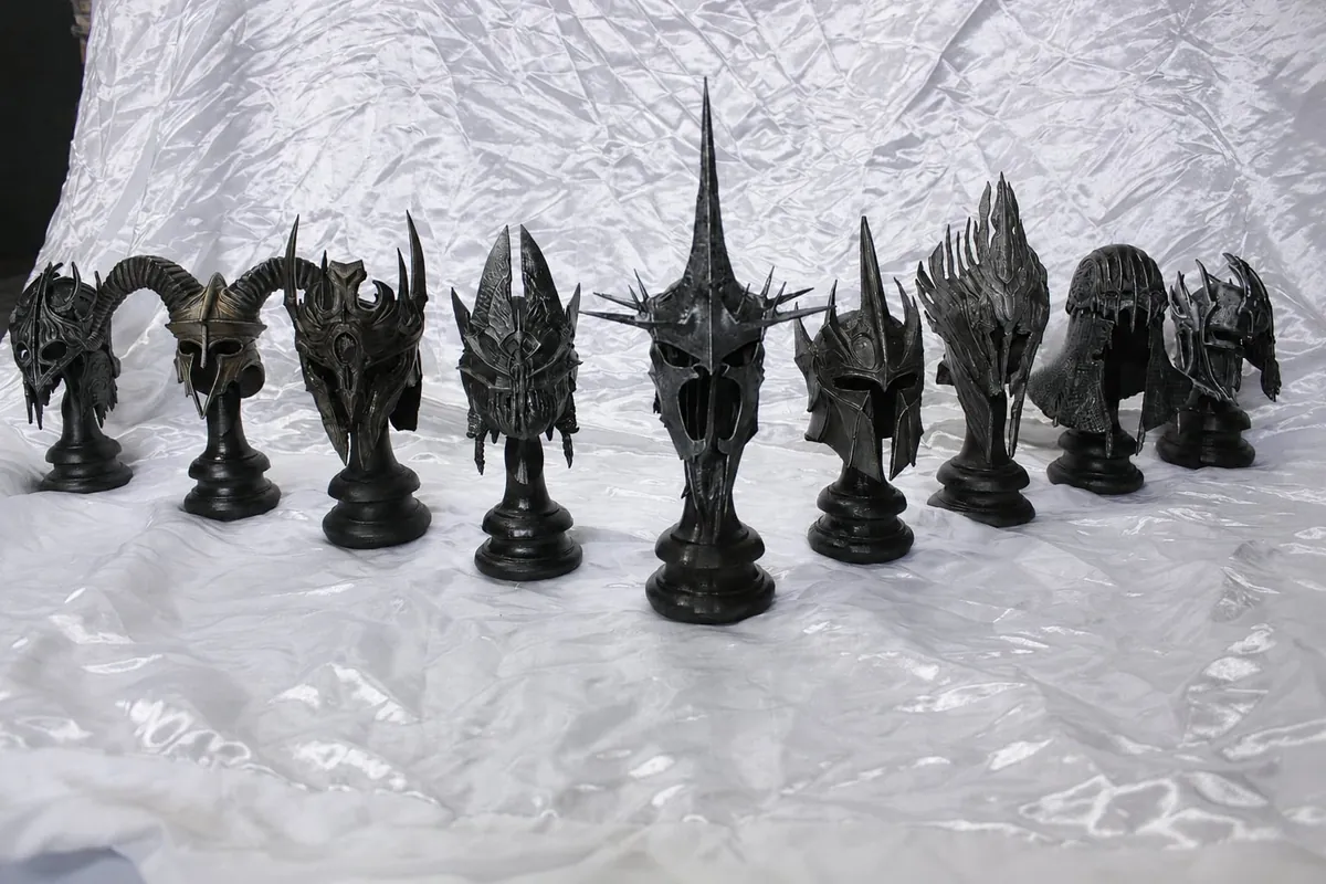 Set tamnih fantasy kaciga na postoljima, rad Pavela Butolena