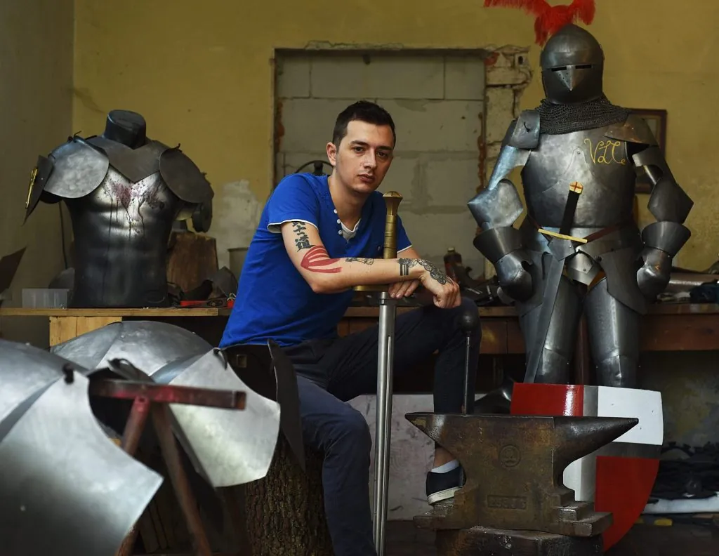 Pavel Butolen u radionici s mačem, uz oklop s perjanicom i nakovanj
